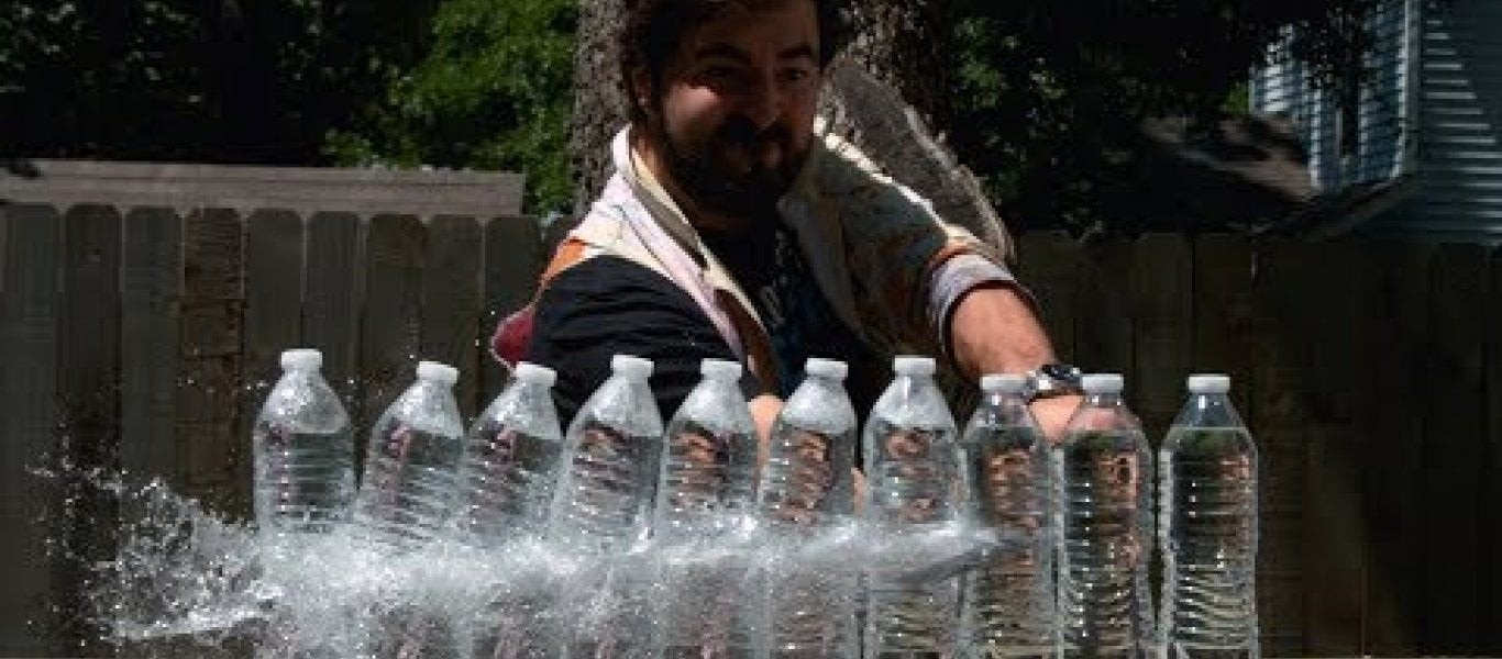 Όταν ένα σπαθί κατάνα κόβει μπουκάλια σε … σούπερ αργή ταχύτητα! (βίντεο)